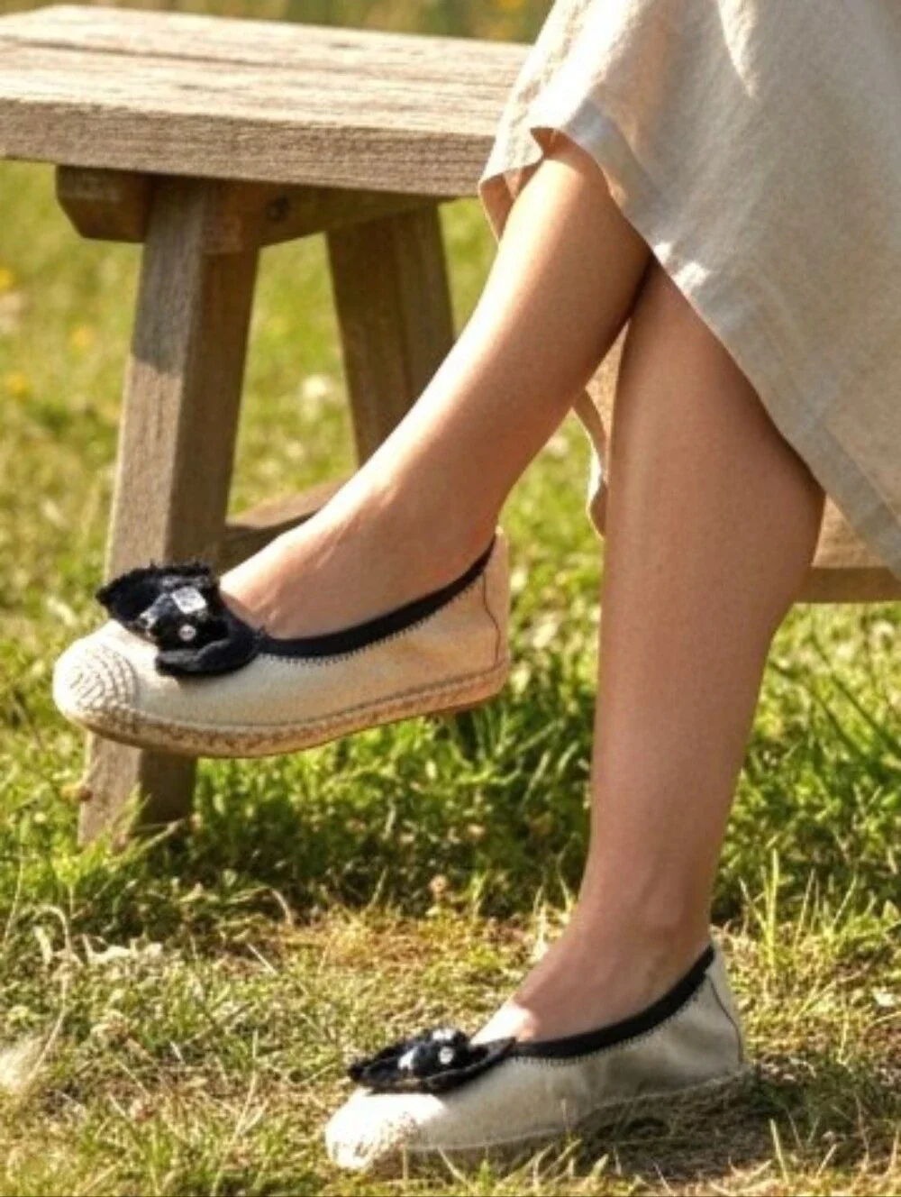 Simply Vera Vera Wang Ethel Espadrille Flats Tan & Black Bow Rhinestone Size 8.5